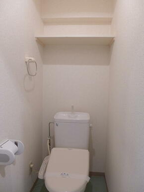 トイレはウォシュレット付。更に棚も設置済みで便利です！