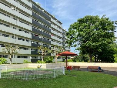 敷地内公園があり、安全にお子様を遊ばせることができます