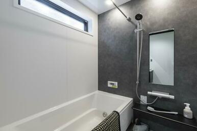 【1号地浴室ポイント】浴室は、LIXILの製品を使用しています。白と黒でモノトーンに仕上げ、高級感のある仕