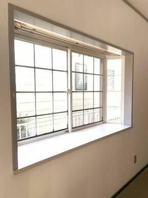 和室には大きな出窓があります