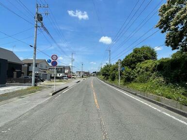 歩道付きの１２ｍ道路は駐車もラクラク♪