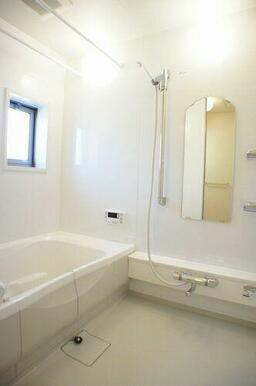 一日の疲れを癒してくれる浴室はホワイトを基調とした清潔感のある浴室です♪