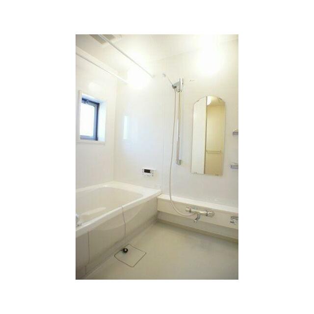 一日の疲れを癒してくれる浴室はホワイトを基調とした清潔感のある浴室です♪