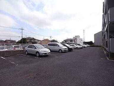 前面は広い月極駐車場ですので日当たり良好、参考