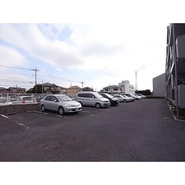 前面は広い月極駐車場ですので日当たり良好、参考