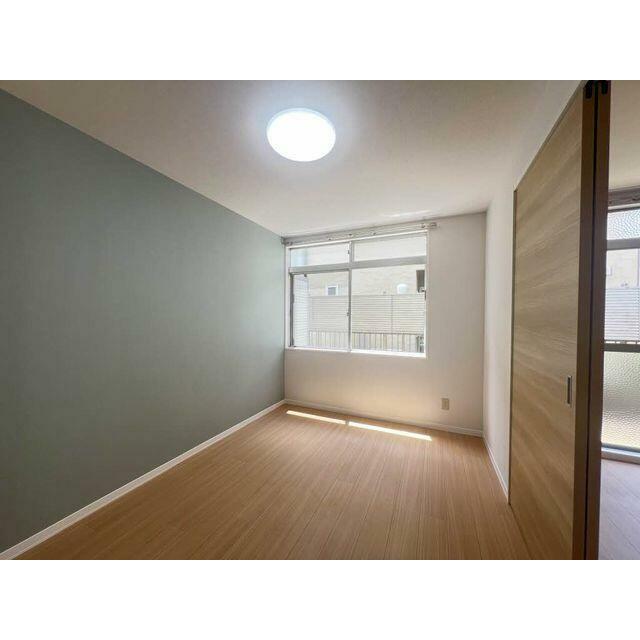 ６帖洋室です。照明器具が備え付けです♪