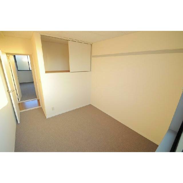 2F以上の部屋の床材は絨毯です。