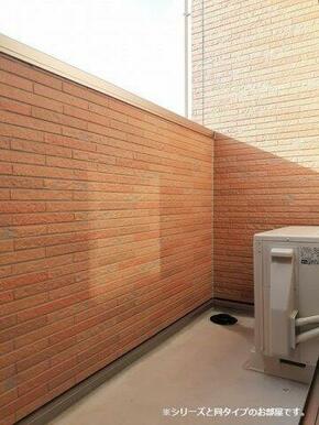 外からの目が気にならないバルコニーで洗濯物が干せます