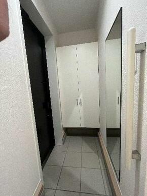 大き目の下駄箱と出かけるのに姿をチェックできる姿見付きです。