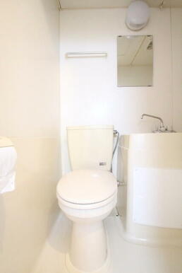 ※205号室参考写真　白を基調とした空間で清潔感のあるトイレです♪