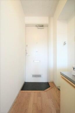 ※205号室参考写真　すっきりシンプルな玄関スペースです！