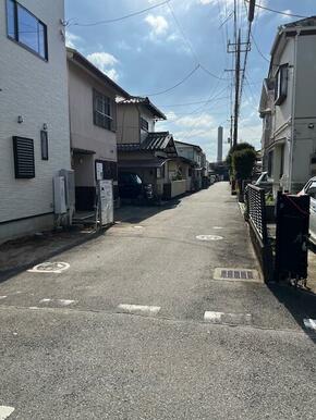 北西側道路（東から西）