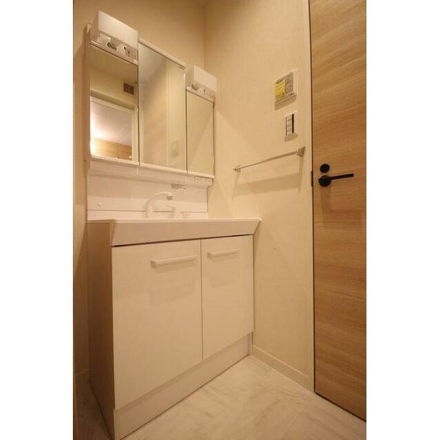◆洗髪洗面化粧台◆シャワー付きで、忙しい朝にもシャンプーができちゃいます☆ボウルも大きめで水ハネが…