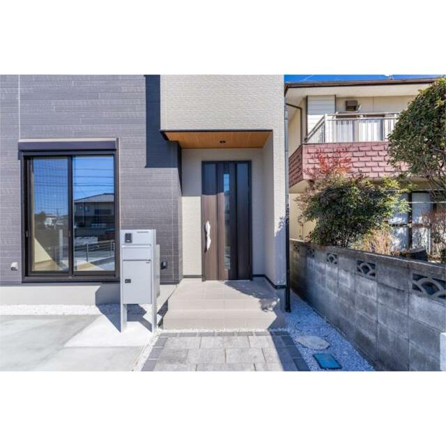 玄関です。不在時でも荷物の受け取りが可能な宅配ＢＯＸ付です。