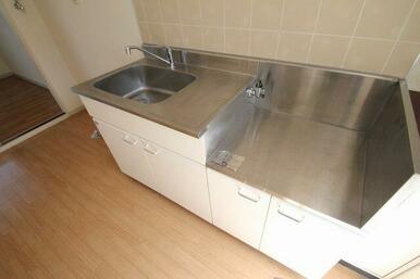 ■キッチン■収納スペース付き。シングルレバー水栓です