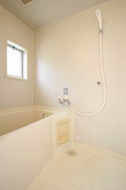 浴室は換気窓がございます