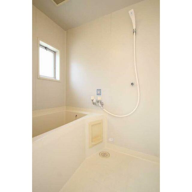 浴室は換気窓がございます