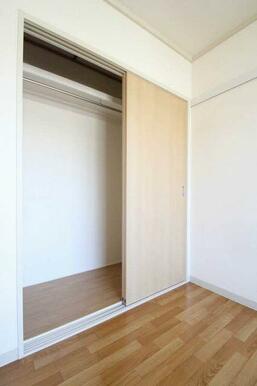 収納は上部に棚がございます