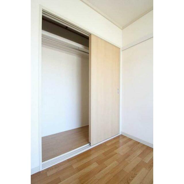 収納は上部に棚がございます