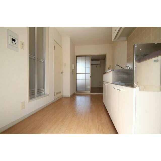 ■キッチン■玄関から撮影。右手にキッチン、左手に浴室とトイレがあります。