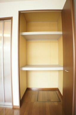 洋室には中段と枕棚がついた収納付き！収納するものを分けて収納できるので便利！