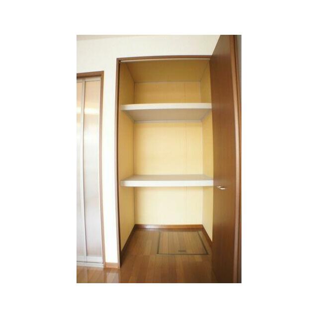 洋室には中段と枕棚がついた収納付き！収納するものを分けて収納できるので便利！
