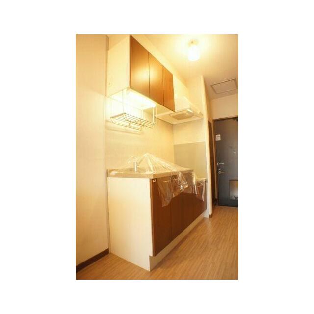 ブラウンの建具が落ち着きのある大人の雰囲気を醸し出すキッチンです♪上下に収納がついており、キッチン…