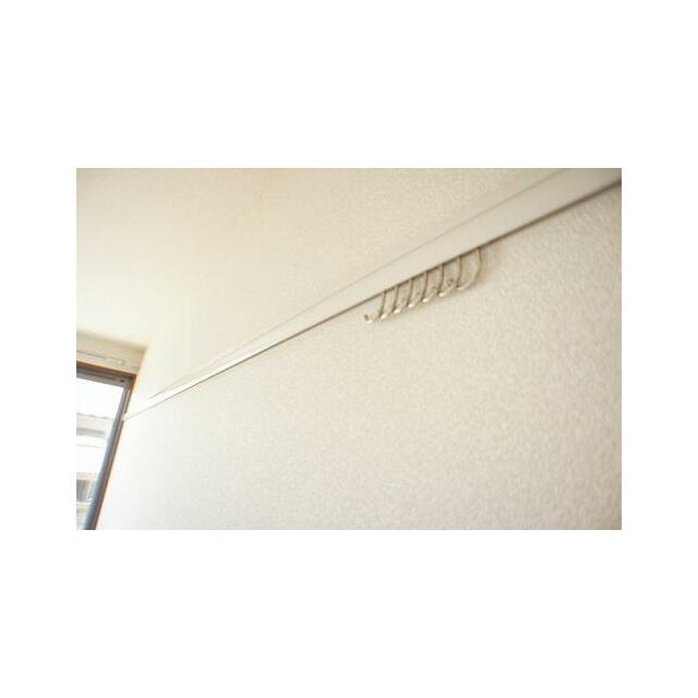画鋲や釘を使わずに、ちょっとした物かけに大変便利な化粧幕板も付いています♪