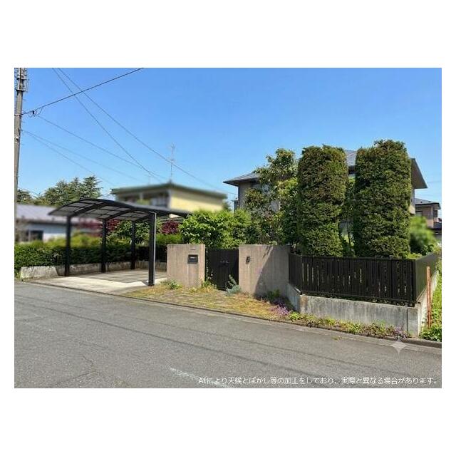 南東側から撮影。前面道路は十和田市道で幅員が6.4ｍあります。
