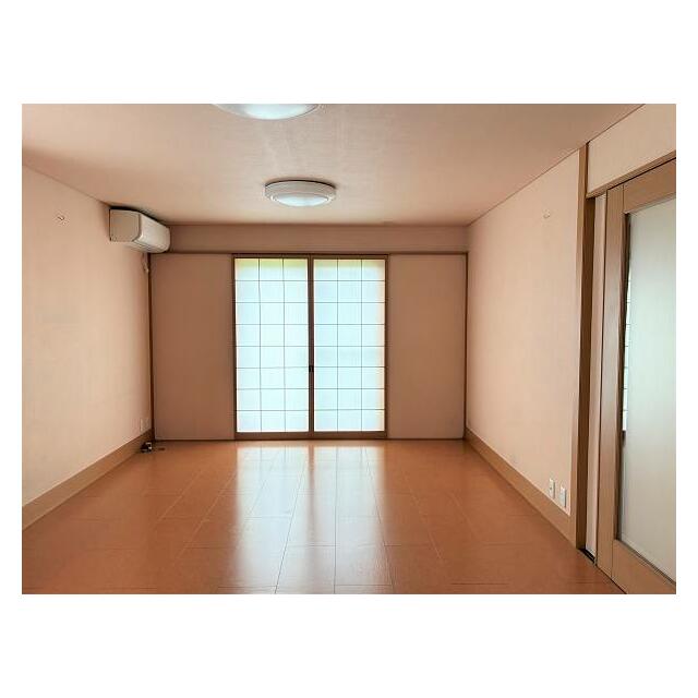 1階リビングだけで12帖あります。幅広の引き戸がついているので、車いすでも過ごしやすいです。