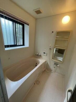 お風呂に窓があるため換気しやすい上に天井が高いので開放感があるお風呂場です
