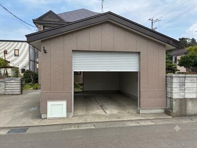 車庫（電動シャッター） 2013年に車庫外壁塗装・外側シャッター塗装 ＡＩにより車と残置物を消去