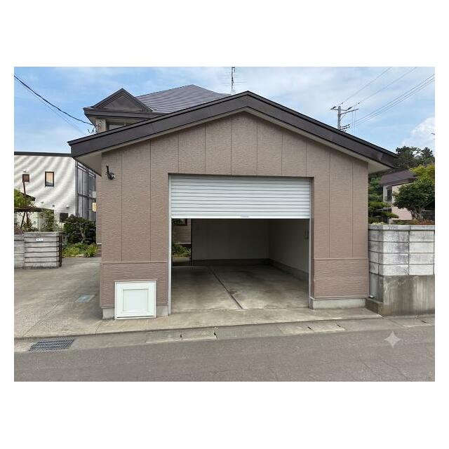 車庫（電動シャッター） 2013年に車庫外壁塗装・外側シャッター塗装 ＡＩにより車と残置物を消去
