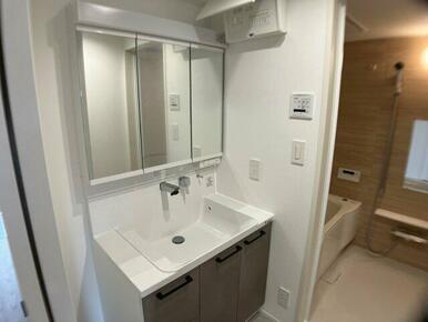 独立洗面台、朝の身支度には欠かせません