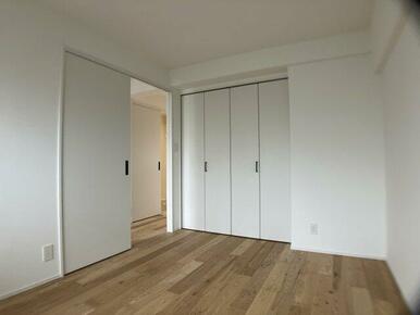 コンパクトで使いやすい洋室です