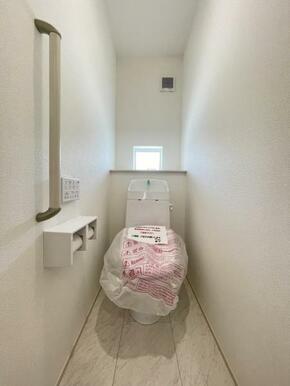 採光窓は臭い対策にもなって清潔な空間を保てます♪立ち上がりをサポートしてくれる手すりも完備！