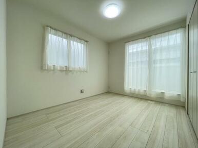 お部屋からバルコニーに出られるので洗濯物や布団などをすぐ干せ取込みも楽にできます！
