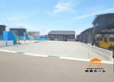 汚れが目立ちにくく、高級感があり、実用性とデザイン性のバランスが良い濃いグレーの外壁のお家です。