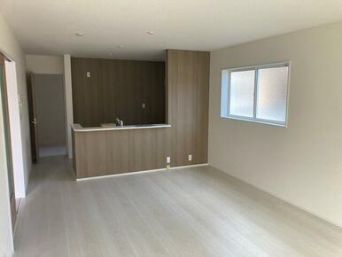 モダンなアクセントクロス採用で壁も一つのインテリア（1号棟）