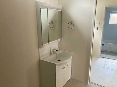 シャキッと一日を始める朝も素顔に戻る夜もこの洗面台から（1号棟）