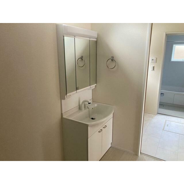 シャキッと一日を始める朝も素顔に戻る夜もこの洗面台から（1号棟）