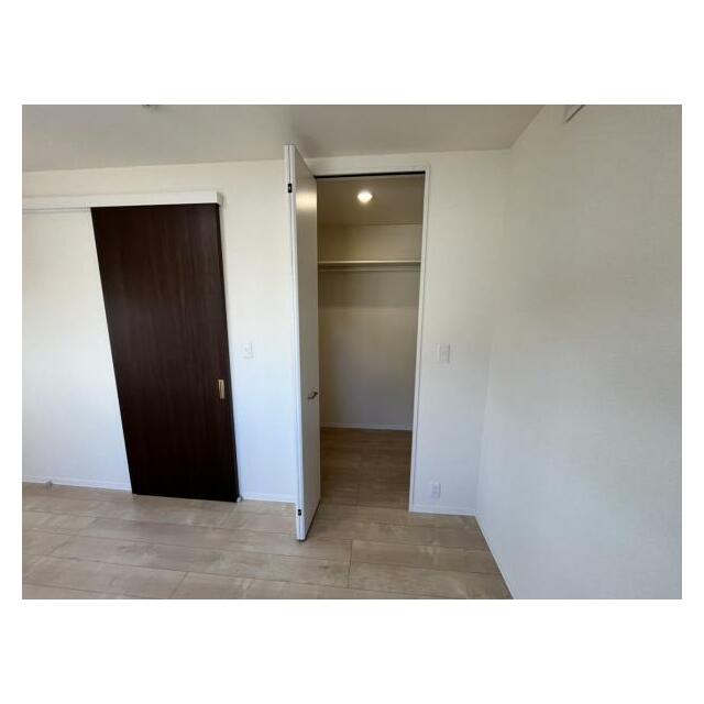 整理整頓に大活躍のウォークインクローゼットを完備！