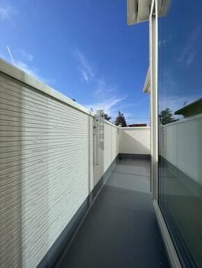 2部屋から行き来できる続きバルコニー！洗濯物や布団が干せる十分な広さです＾＾