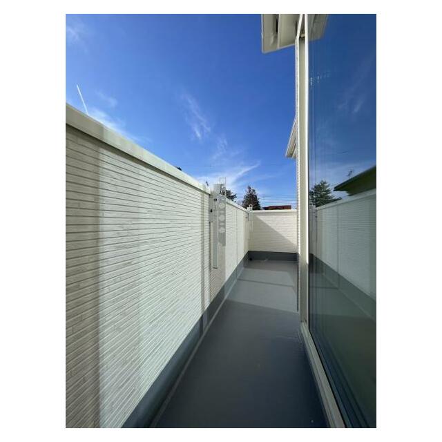 2部屋から行き来できる続きバルコニー！洗濯物や布団が干せる十分な広さです＾＾