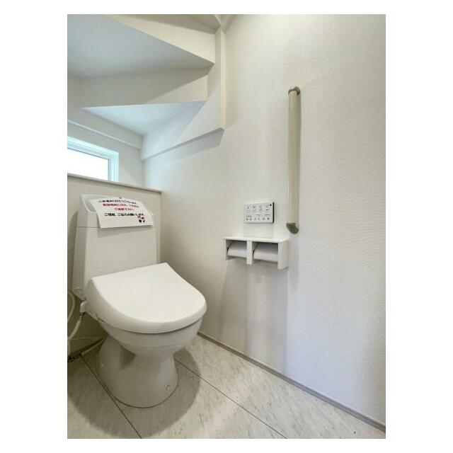 採光窓は臭い対策にもなって清潔な空間を保てます♪立ち上がりをサポートしてくれる手すりも完備！