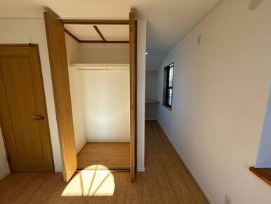 「2階南東側洋室」開放感のあるクローゼットです