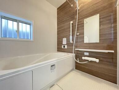 ゆったりと浸かれる1坪風呂を採用！1日の疲れを癒してくれる浴室は窓のある開放的な空間＾＾