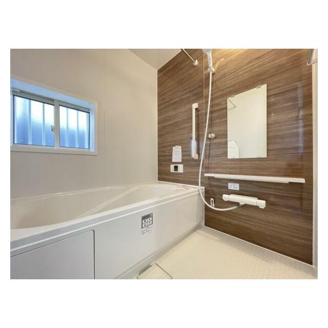 ゆったりと浸かれる1坪風呂を採用！1日の疲れを癒してくれる浴室は窓のある開放的な空間＾＾