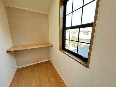 「2階南東側洋室」ワークスペース付きです