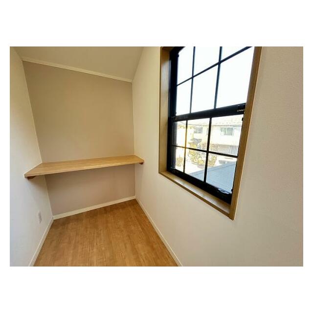 「2階南東側洋室」ワークスペース付きです